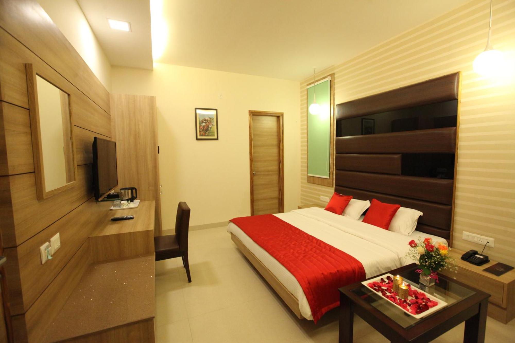 Hotel Golden Fern Патиала Экстерьер фото